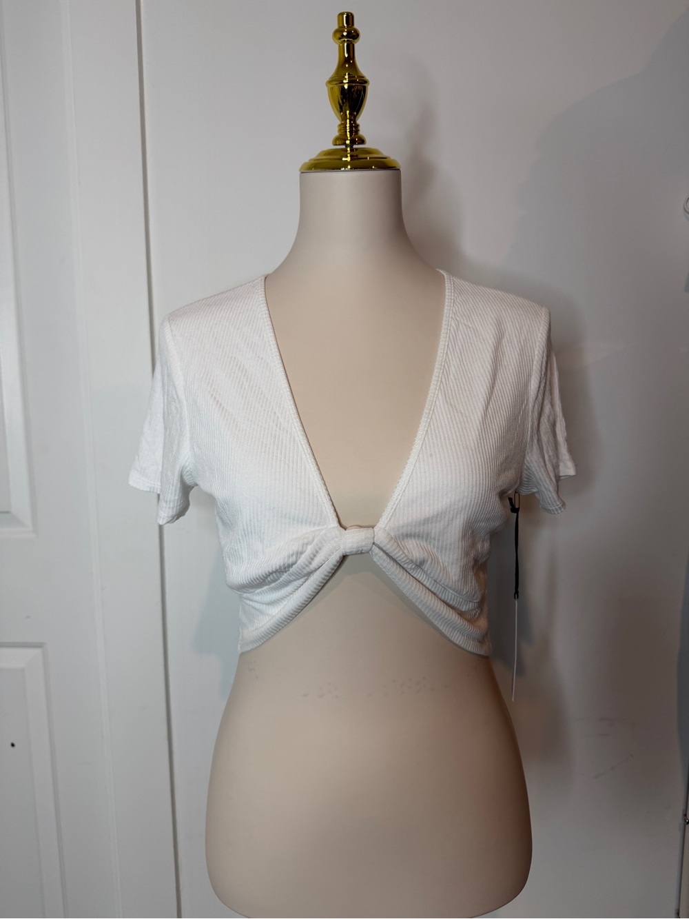 ALO Yoga White Rib-Knot V-Neck Crop Top